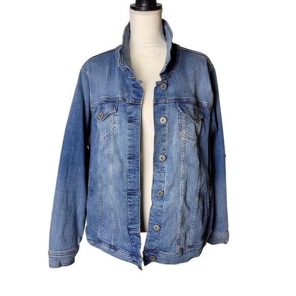 Torrid Denim Jacket Blue Mid Wash Size 4 Standard 4X Button - Picture 2 of 9